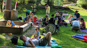 Familien auf der Wiese