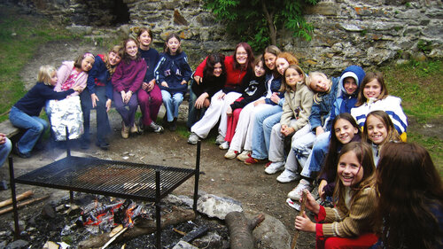 Gruppe am Lagerfeuer