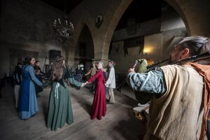 beim Tanz im Rittersaal