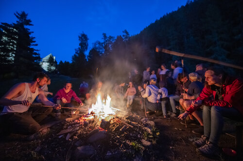 Gruppe am Lagerfeuer