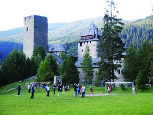 Jugendliche spielen vor der Burg