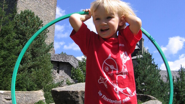 Kind mit Reifen Kind mit Reifen
