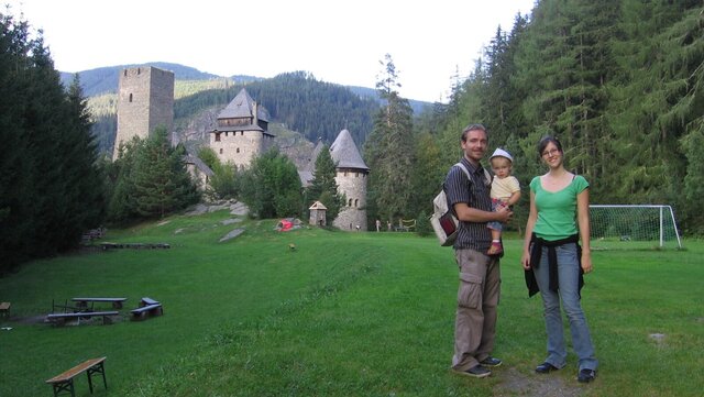 Familie vor der Burg