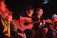 Manfred, die Gitarre und das Lagerfeuer